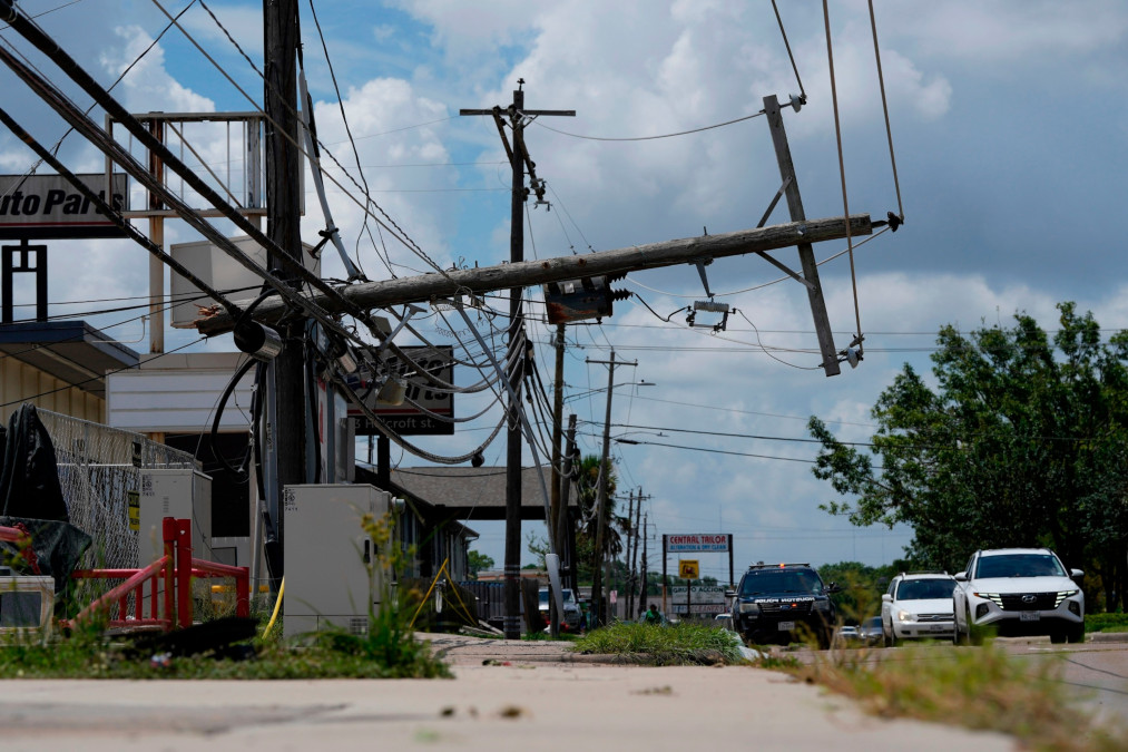¡Calorón y sin luz!; Continúa apagón en Houston por cuarto día