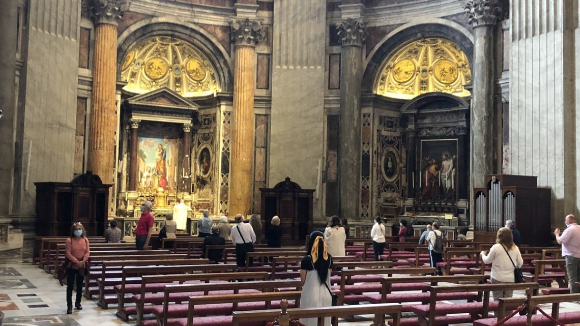 Reabre la basílica de San Pedro del Vaticano tras dos meses de cierre