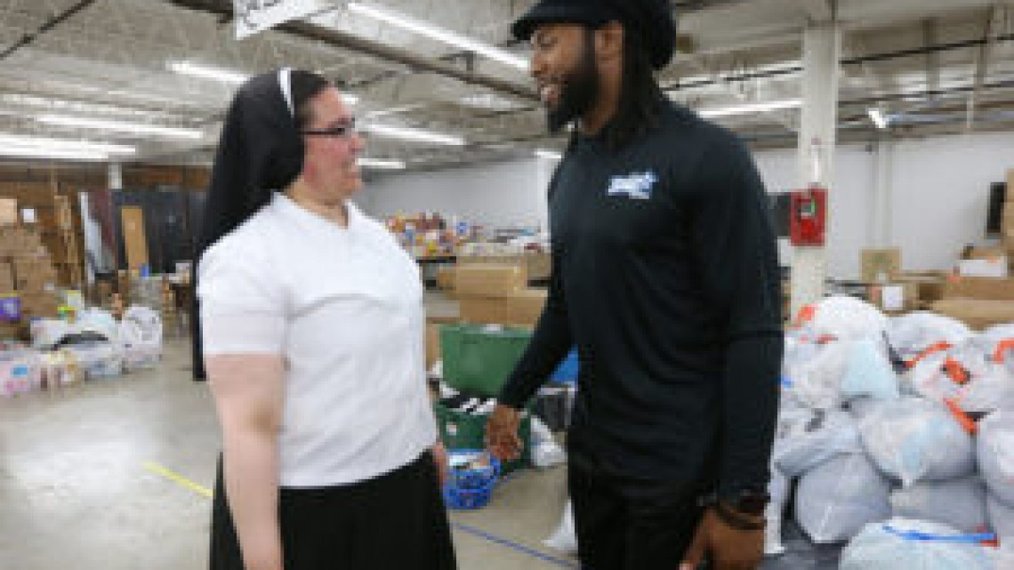 Josh Norman brindan ayuda a inmigrantes en Texas