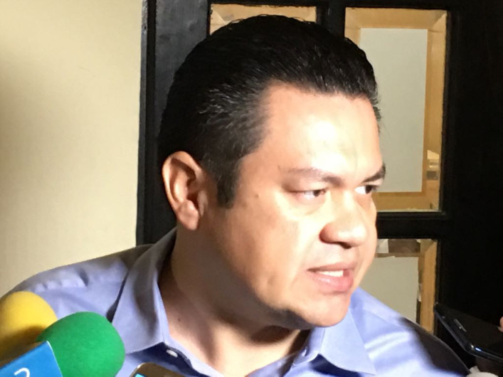 Piden paisanos ampliar horario de ventanillas de atención