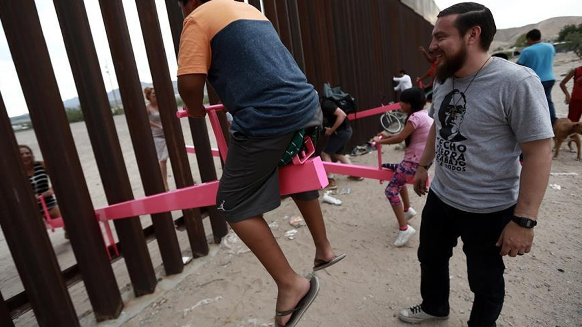 Convierten muro fronterizo en un parque de juegos