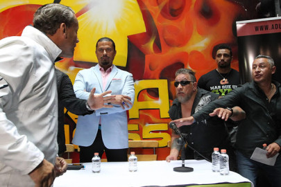 Alfredo Adame y Carlos Trejo ‘se calientan’ durante conferencia de prensa