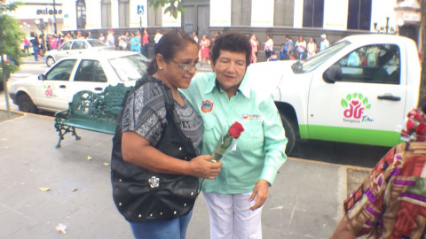 Regala Magdalena Peraza rosas a mamás de Tampico