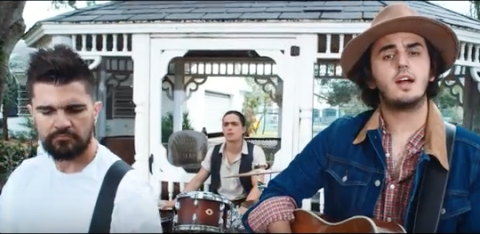 Besos de Guerra colaboración de Juanes con el grupo Morat