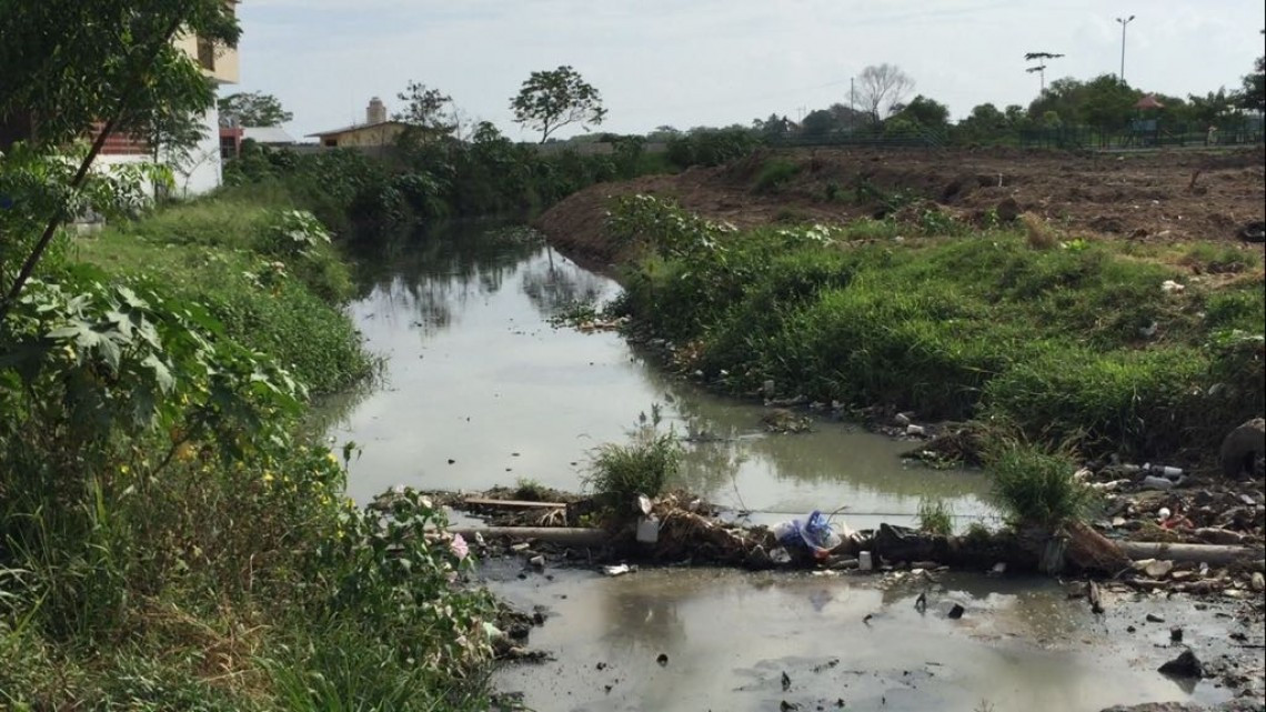 Realizan trabajos de limpieza de canales pluviales y del sistema lagunario