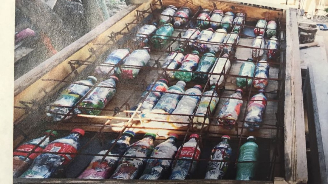 Realizan proyectos utilizando botellas de plástico para la construcción