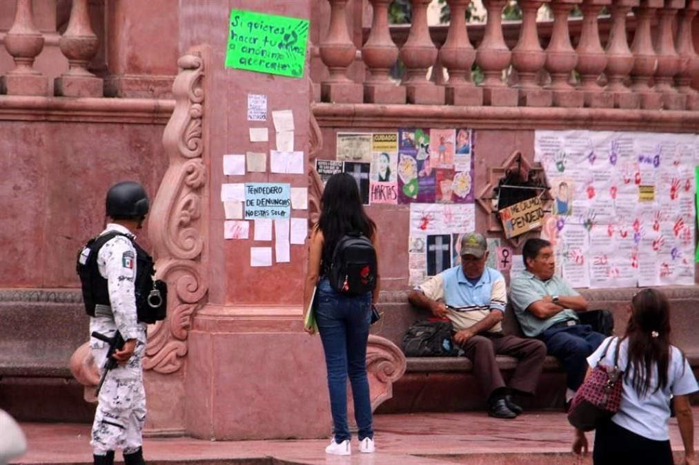 Feministas en Tampico se manifiestan en FGJ con un "tendedero"