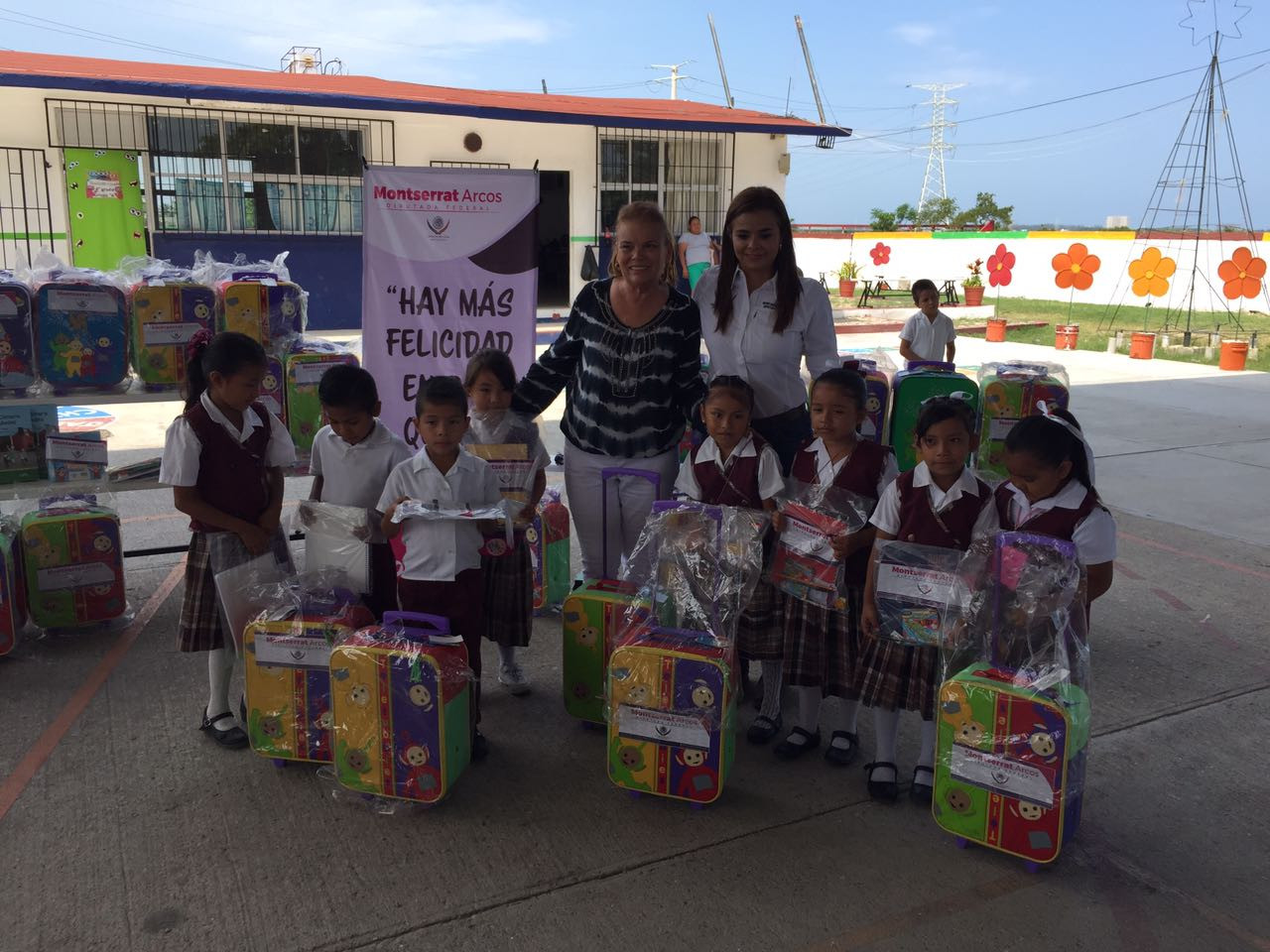 Apoya diputada con mochilas y útiles escolares a estudiantes de escasos recursos