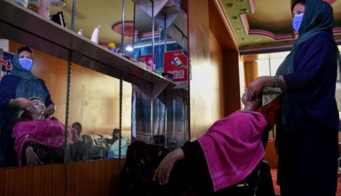 Prohíben los salones de belleza para mujeres en Afganistán