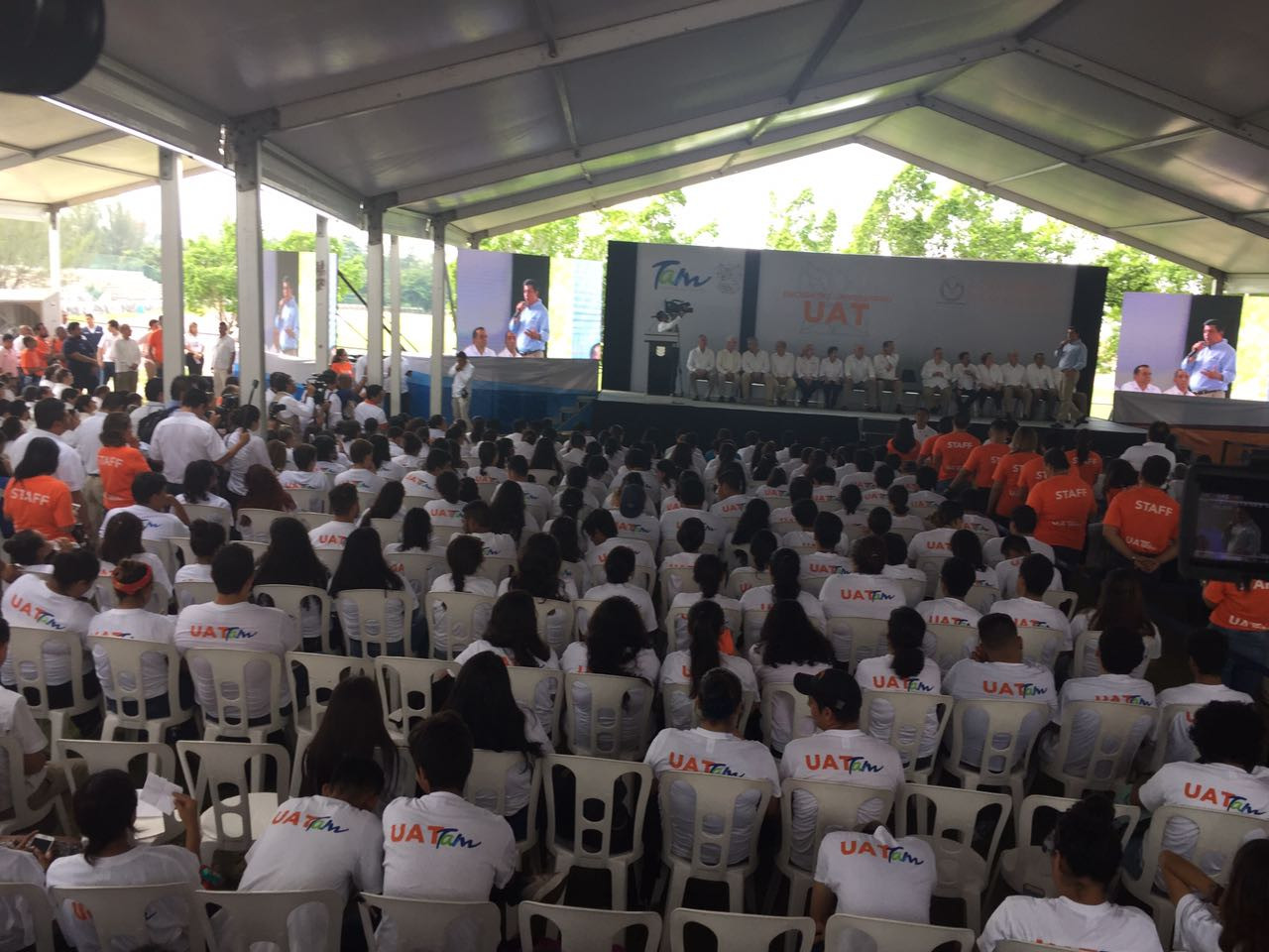 Universitarios cuestionan a gobernador en encuentro estudiantil