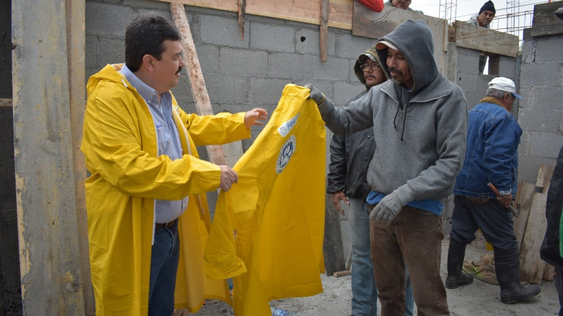 Entrega Alcalde impermeables a empleados de servicios públicos primarios 