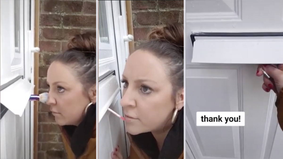 ¡Mas vale prevenir! Maquillista atiende a sus clientas a través de la rendija de una puerta