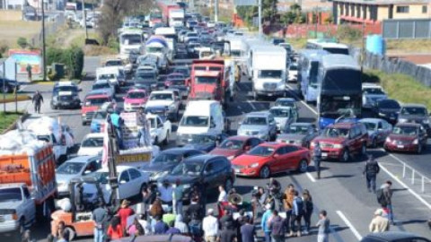 En protesta por el "gasolinazo" bloquean ambos sentidos de la México-Toluca