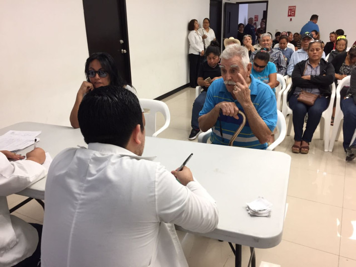 Con cirugías gratuitas, mejoran la vista de 260 personas