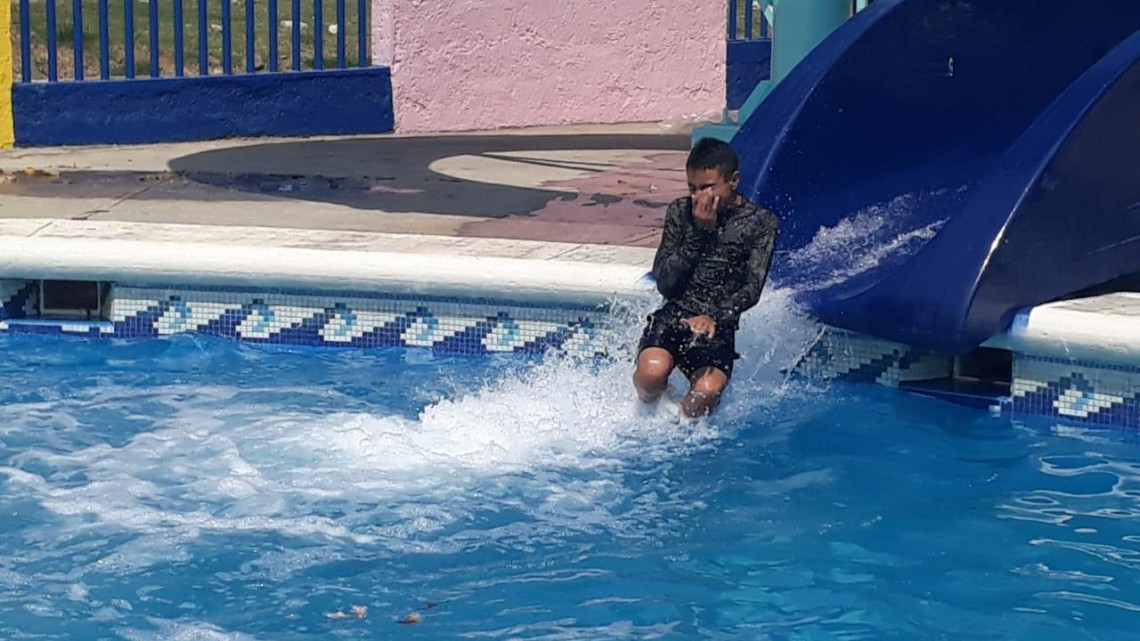 Albercas públicas, lucen llenas al arranque del presente pereodo vacacional