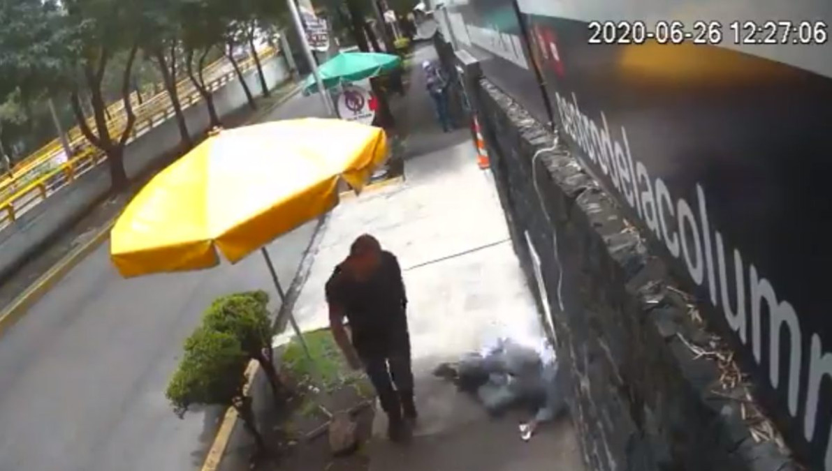 #LordBanqueta: Redes buscan a hombre que agrede personas a su paso 