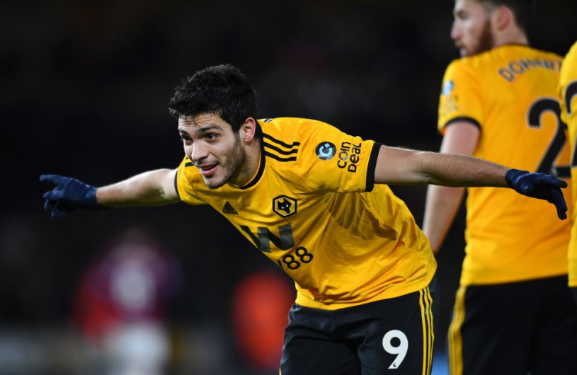 Raúl Jiménez anota doblete en duelo de mexicanos