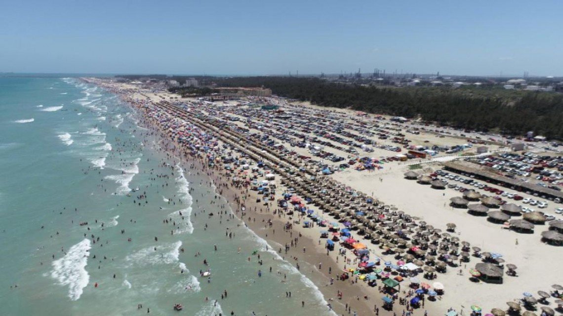 Vacacionistas abarrotan playa Miramar en Madero