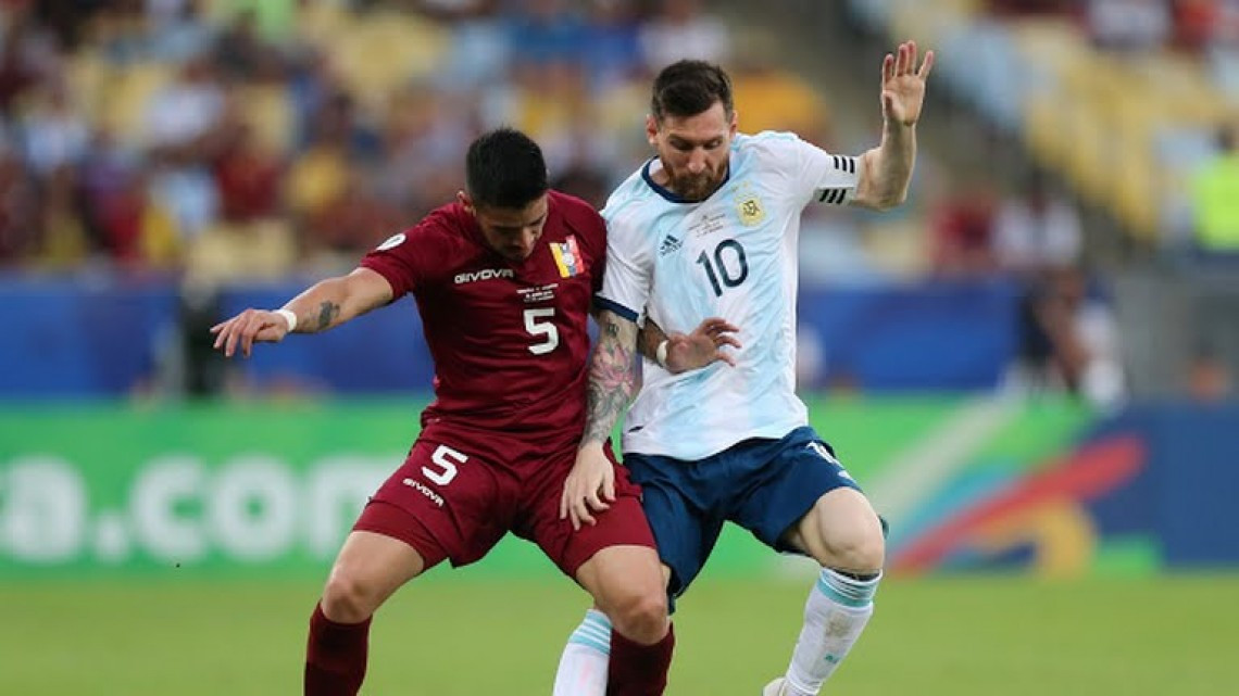 Argentina se impone 2-0 a Venezuela 