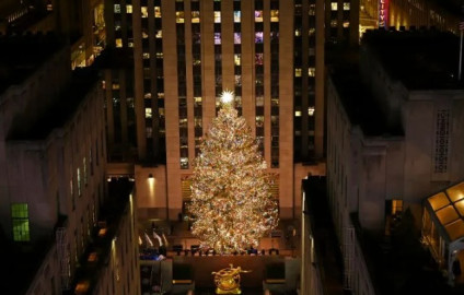 Inauguran la temporada de Navidad en NY con el encendido del tradicional árbol de Rockefeller