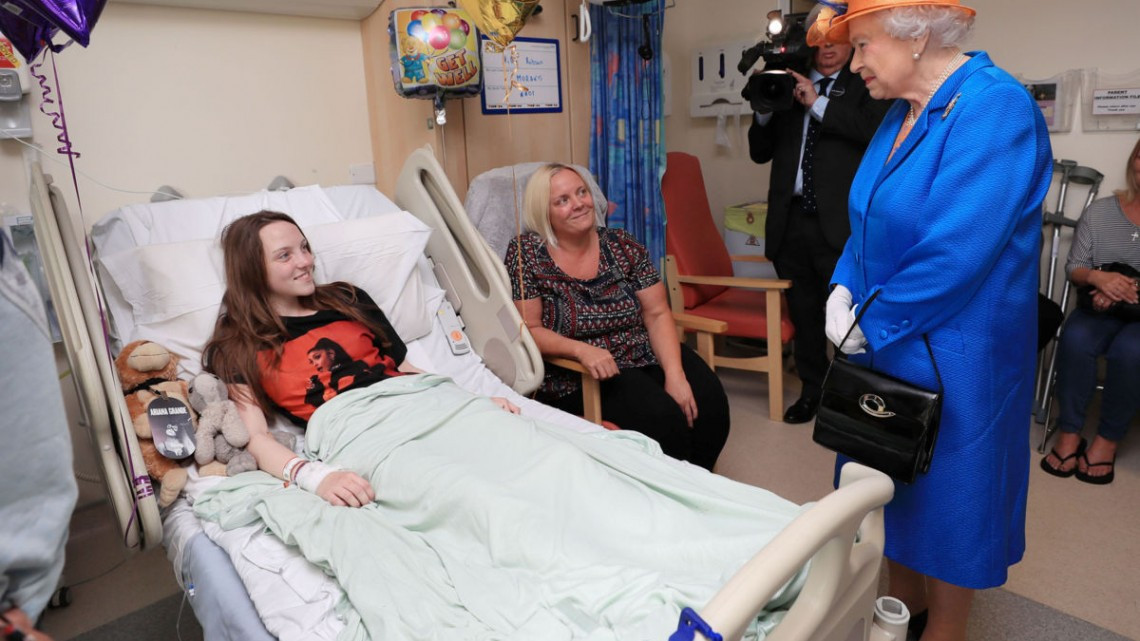 Reina Isabel II visita a menores heridos del atentado en Manchester
