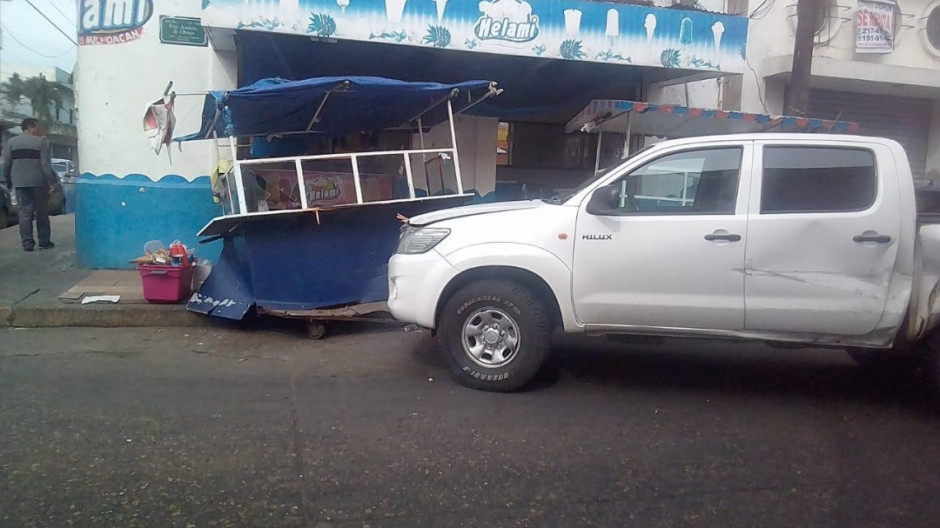 Camioneta se lleva de corbata a taquero