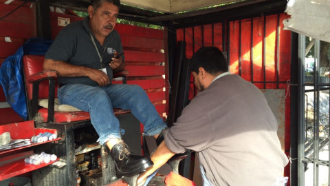Aseadores de calzado temen ser desalojados de la plaza principal