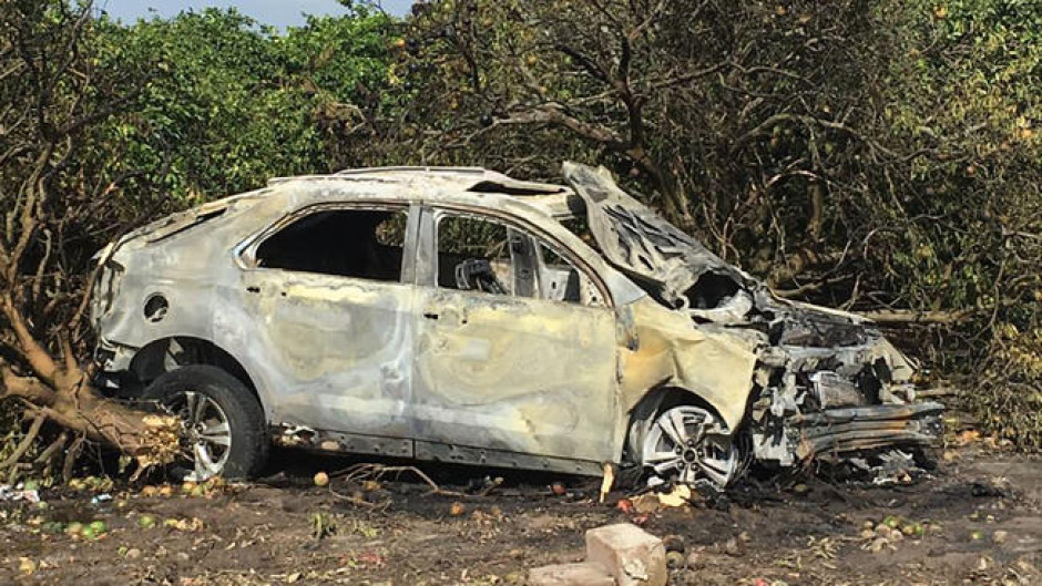 Arde en llamas vehículo tras volcadura en Donna