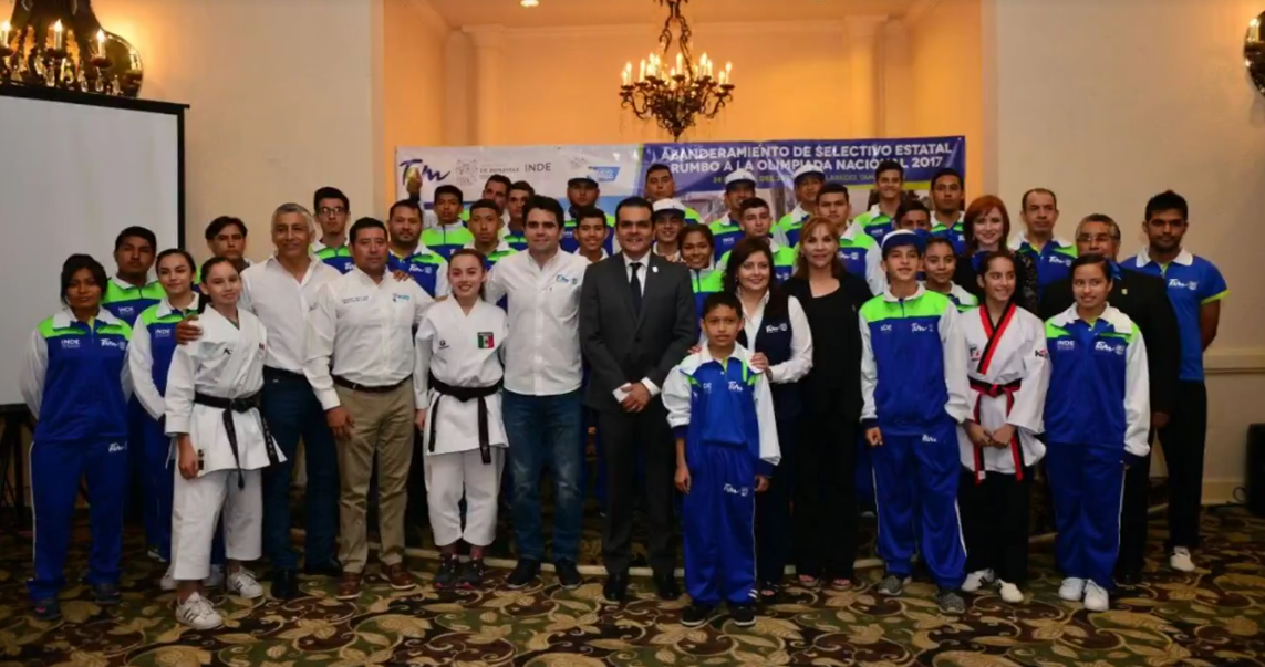 Abandera Enrique Rivas Cuéllar a deportistas neolaredenses