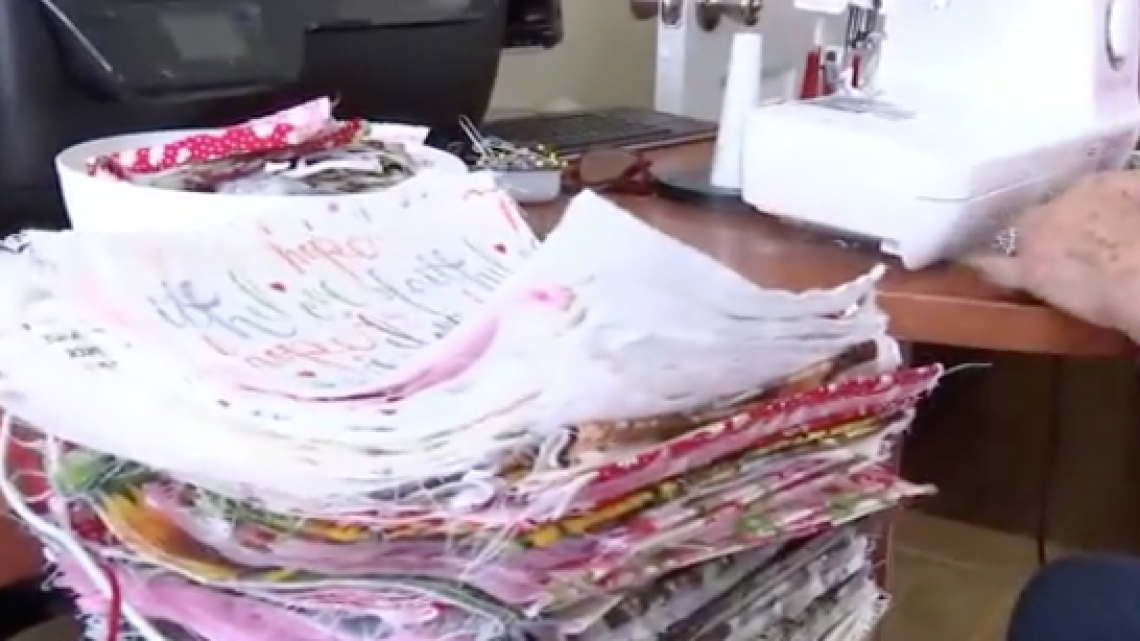 Ante la escasez, diseñadora de moda confecciona mascarillas para trabajadores de salud