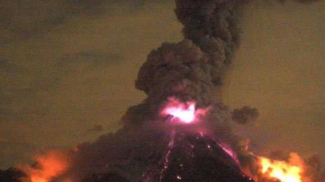 Volcán de Colima lanza fumarola con material incandescente