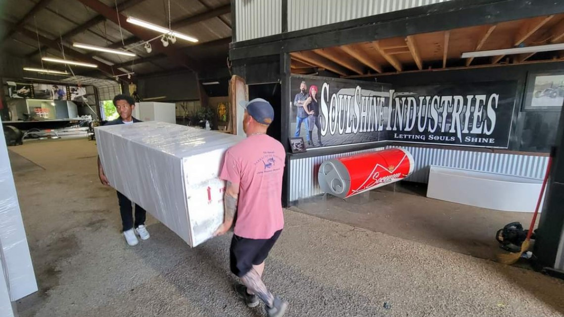 SoulShine dona ataúdes personalizados para víctimas de Uvalde