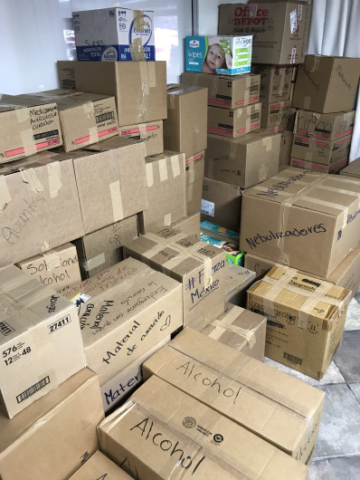 Donan obreros víveres para afectados por sismo