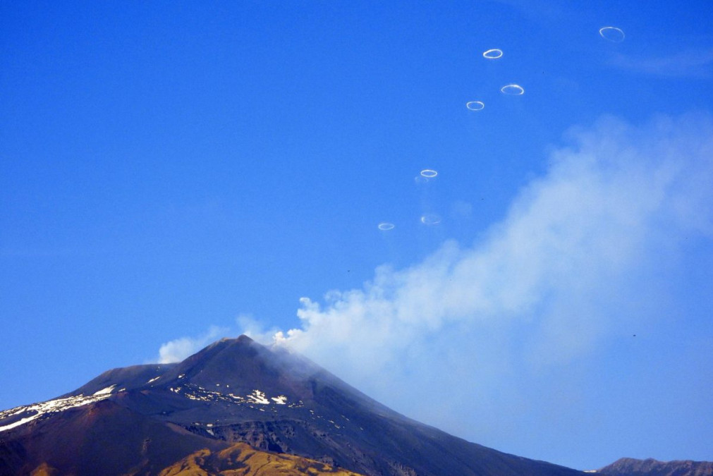 Volcán italiano Etna expulsa miles de anillos de gas