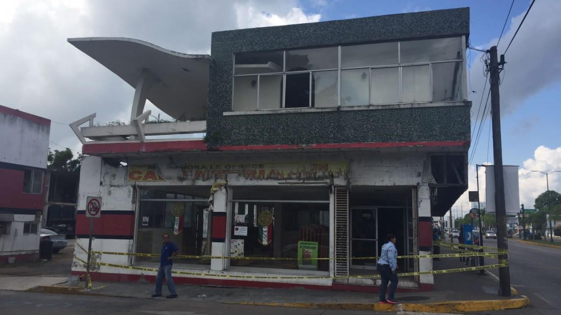Cae loza de vetusto edificio en zona centro de Madero
