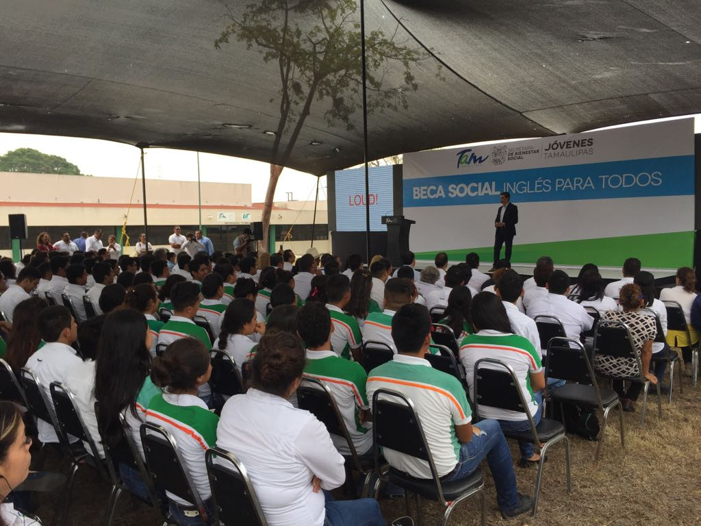 Se integran más jóvenes y profesionistas al programa "Inglés para todos"