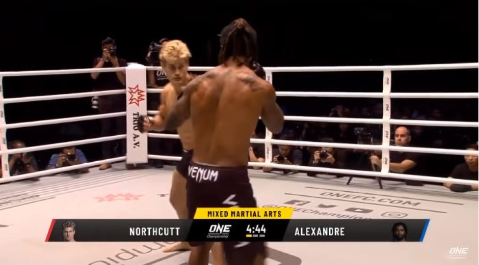 Noquean a peleador de la MMA en ¡29 segundos!