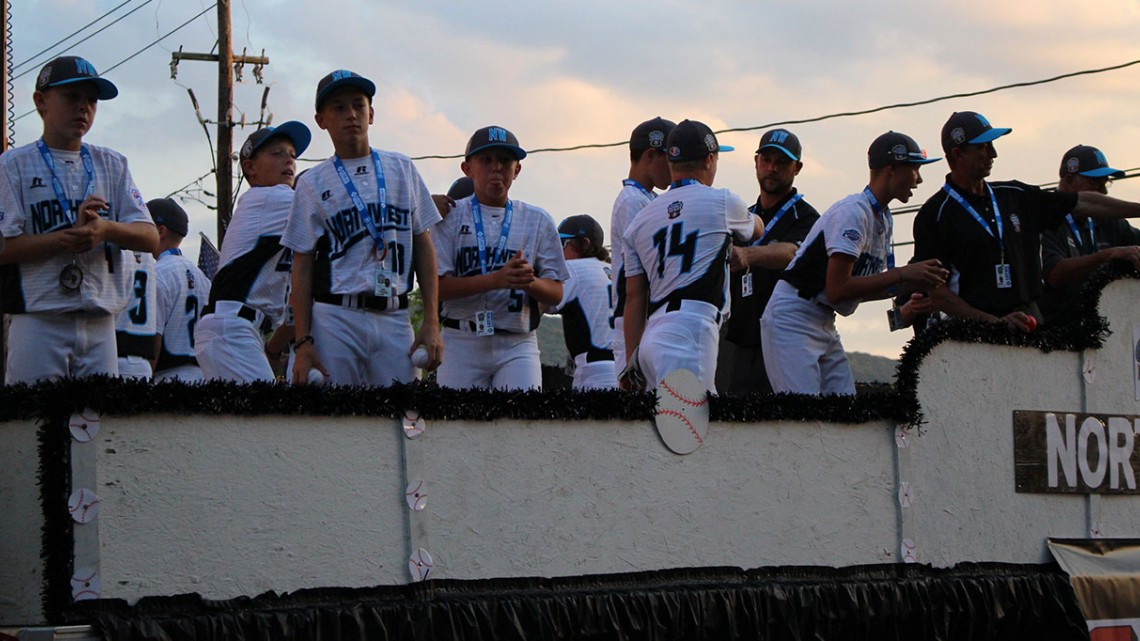 Equipos desfilan previo al arranque de la Serie Mundial LL
