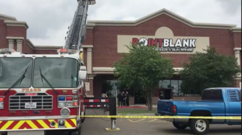 Se registra incendio en tienda de armas
