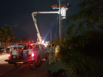 Habitantes de las Brisas 2 retienen a trabajadores de la CFE, para reparar fallas de luz