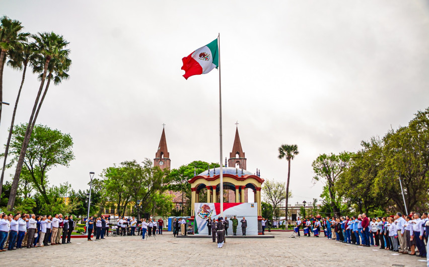 Participan servidores públicos en  ceremonia de honores a la Bandera