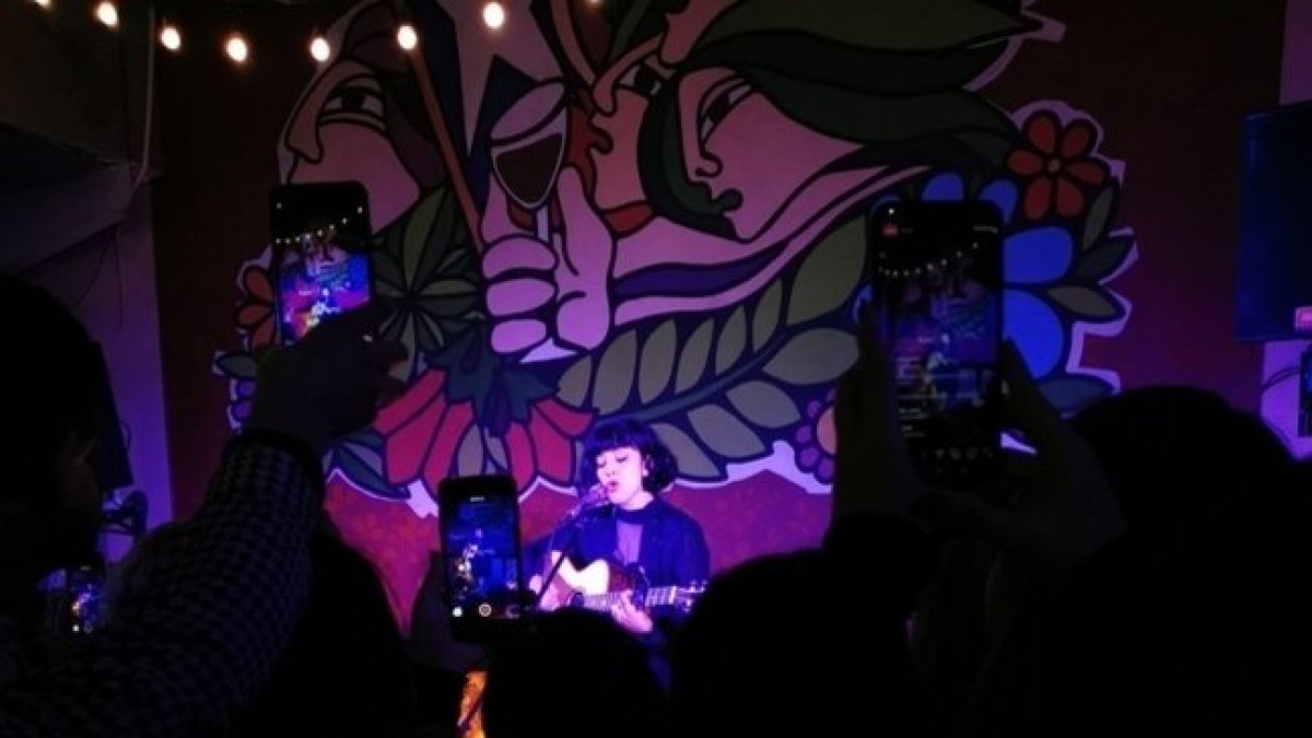 Mon Laferte da show sorpresa en Chile