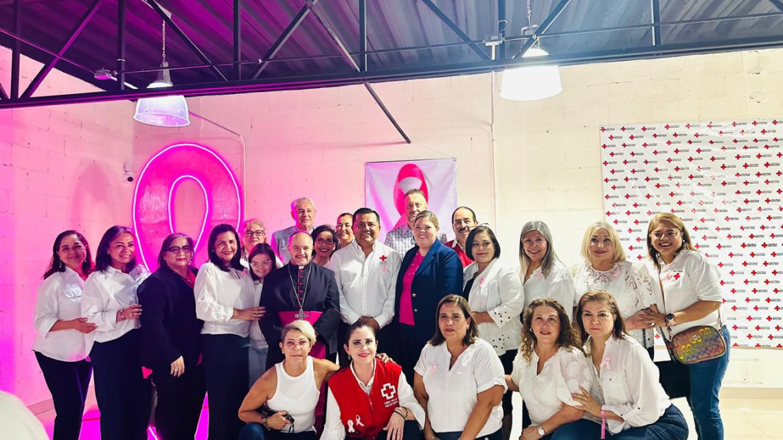 Cruz roja se ilumina de Rosa contra el cáncer de mama