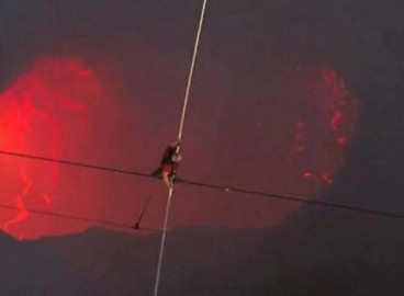 Acróbata estadounidense cruza en cuerda floja volcán activo