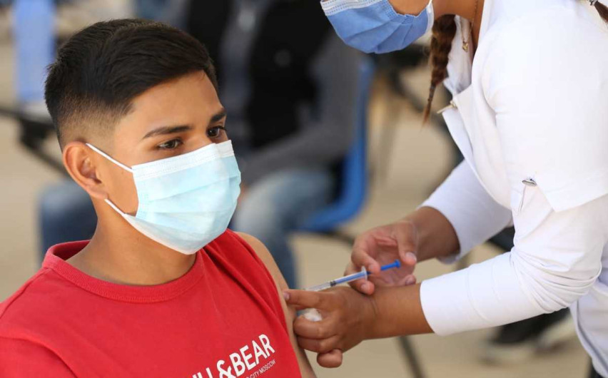 Con todo y lluvia, jóvenes de Altamira van a vacunarse contra Covid-19