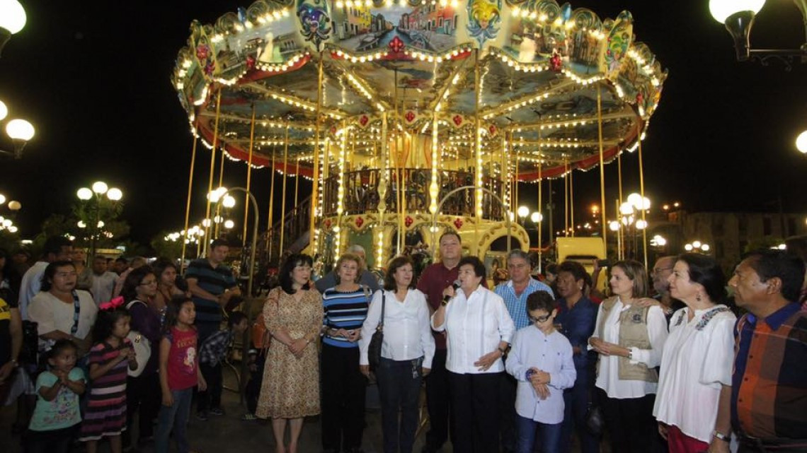 Inauguran espectacular Carrusel en Plaza Hijas