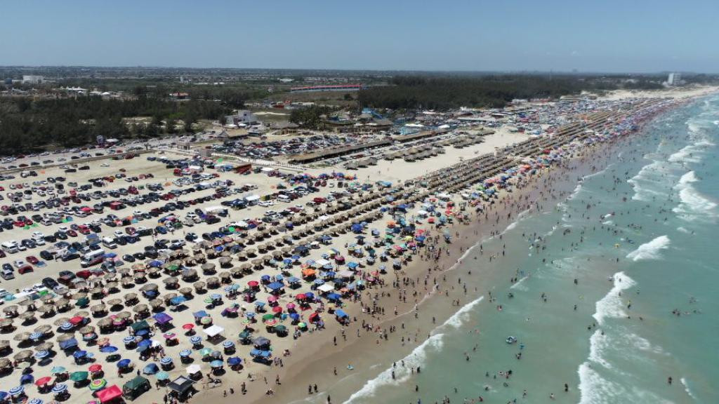 Vacacionistas abarrotan playa Miramar en Madero