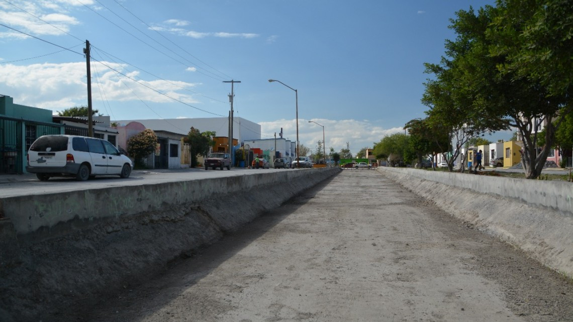 Realizan limpieza y saneamiento en drenes