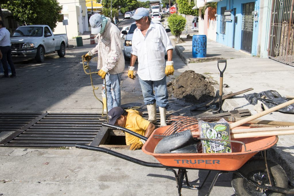 Atienden peticiones de vecinos de la Colonia Flores Magón