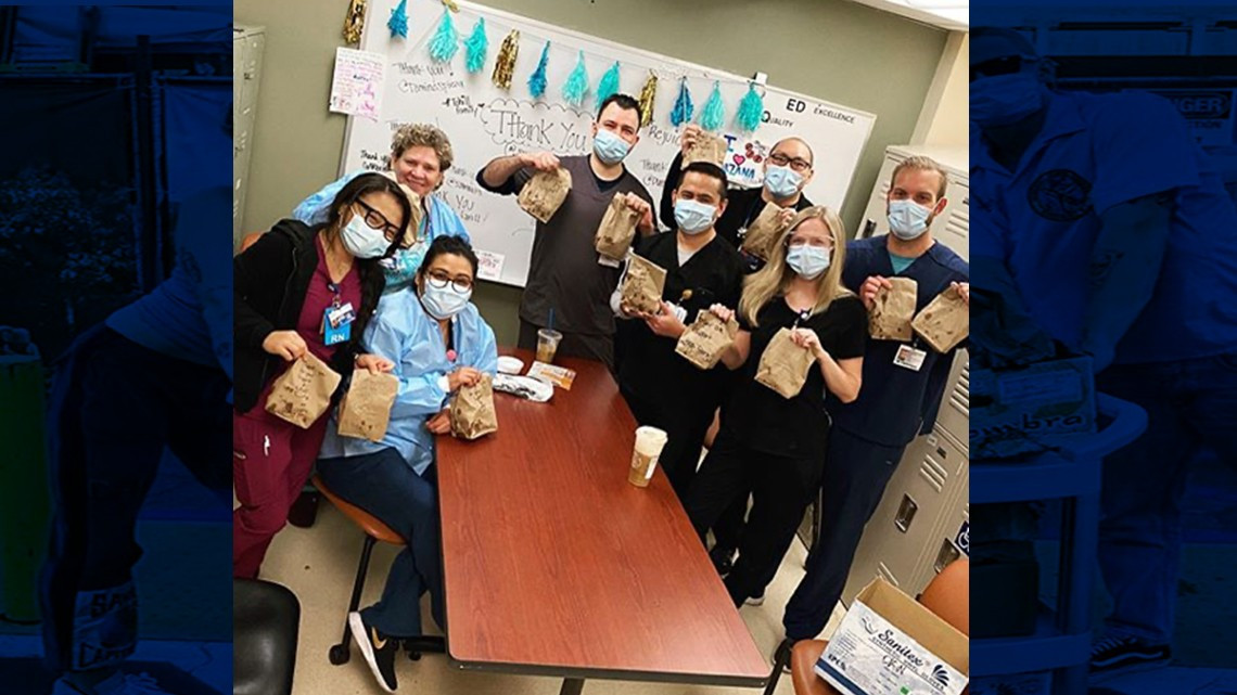 Miley Cyrus y Cody Simpson regalan tacos a personal médico